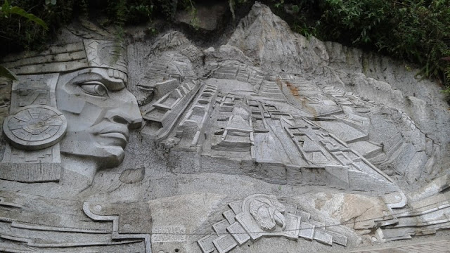 Machupicchu pueblo, escultura inca en Aguas Calientes