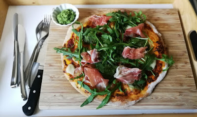 Tiefkühlpizza selbstgemacht (mit Variationen) - Pizza mit Rucola-Pesto, Rucola und Prosciutto