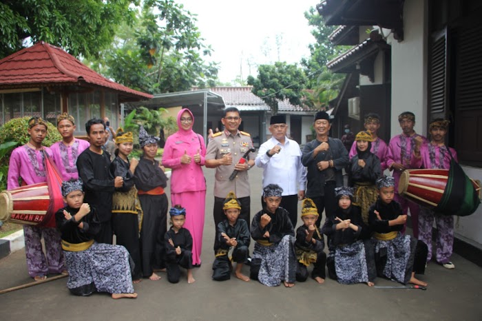 Wakapolda Banten yang Lama Dapat Kejutan dari Seniman Budayawan