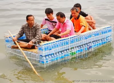 http://gerakanbalonganmandiri.blogspot.com/2014/01/cara-membuat-perahu-botol-plastik-untuk.html