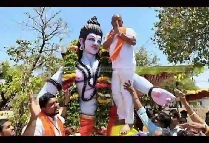 Karnataka BJP MLA Climbs on Lord Ram Statue During Rally