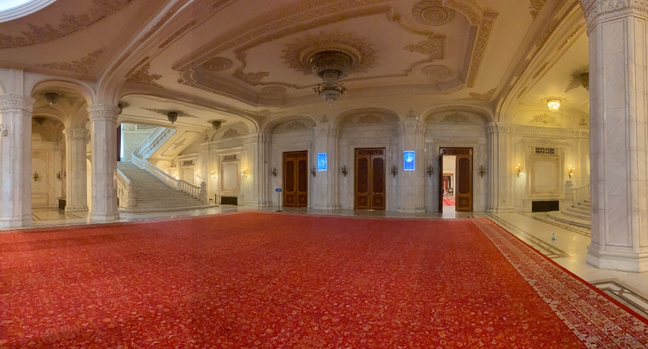 Marmurowy korytarz i dywan – Pałac Parlamentu w Bukareszcie