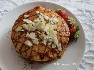 Pancakes integrali con fragole, concentrato di dattero, mandorle, cannella