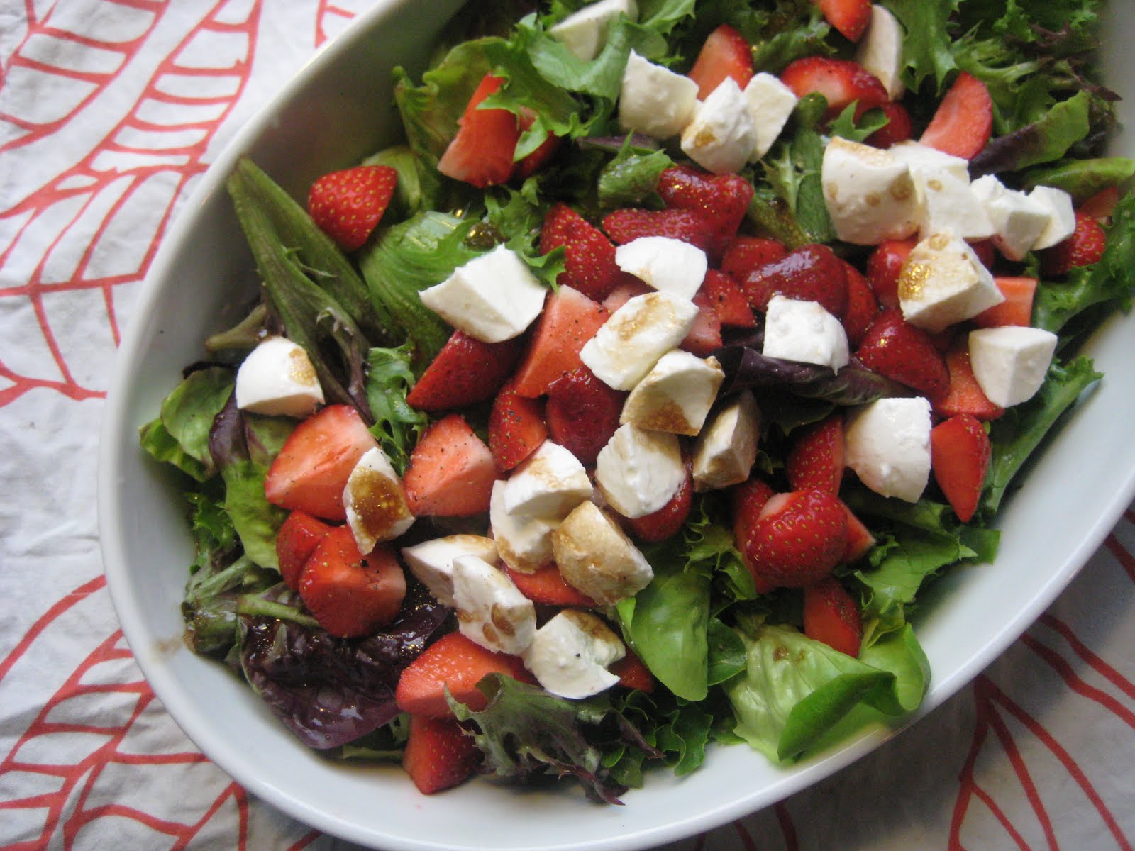 Brændstof: Grøn salat med friske jordbær, balsamico og ost