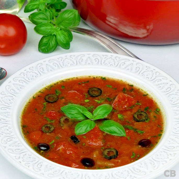 Italiaanse tomatenbouillon met oventomaatjes, olijven en basilicum