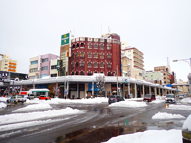 長岡市大手通十字路口被大雪覆蓋。