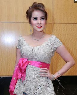 Kebaya Bali Modern Artis Olla Ramlan Warna Putih 