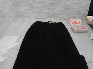 中古品　子供服　１６０㎝　ブラック　スカート　１１０円