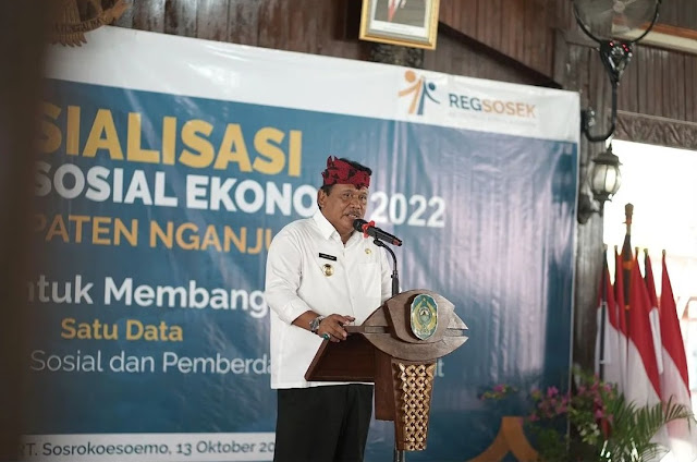 Plt Bupati Nganjuk, Marhaen Djumadi, saat memberikan arahan dalam kegiatan sosialisasi Regsosek di Pendopo KRT Sosrokoesoemo, Kamis 13 Oktober 2022