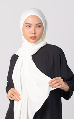 hijab putih dan baju hitam
