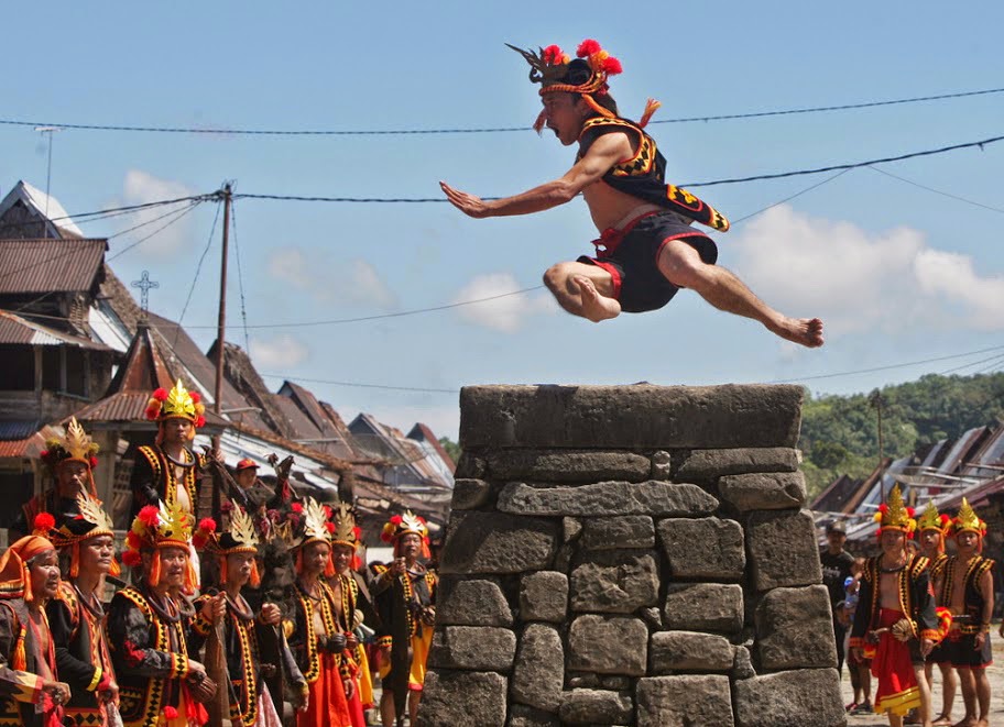 Keunikan Tradisi Lompat Batu Fahombo Asal Nias  Indonesia 