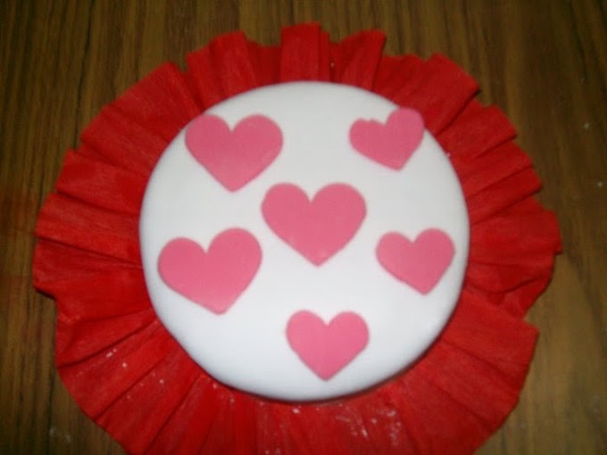 Ideas para mesas dulces: mini tortas con corazones o frutillas 