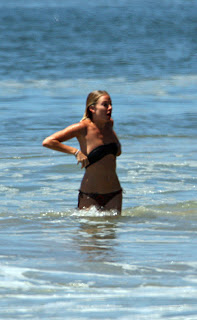 sienna-miller-beach-4128-9.jpg