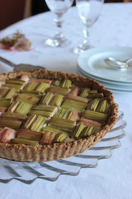 Cuillère et saladier : Tarte géométrique à la rhubarbe et à l'amande (vegan)