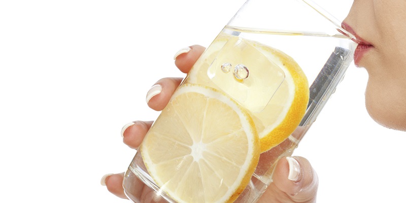 تعرف على فوائد شرب الماء مع الليمون منها للبشرة و تعزيز المناعة
