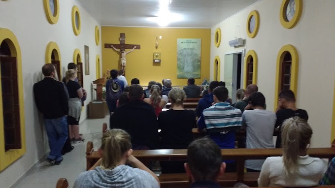 PEREGRINOS PENITENTES VISITAM A GRUTA DO MARTÍRIO