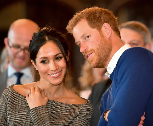 Coluna News - Príncipe Harry e Meghan Markle são perseguidos pelos paparazzi.