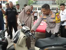 Ucapkan Terimakasih kepada Kapolres Gresik, Motor Ibu Eva Dicuri kurang dari sehari sudah kembali dan Berikan Senyuman