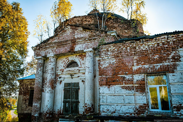 Колонны у старой кирпичной церкви