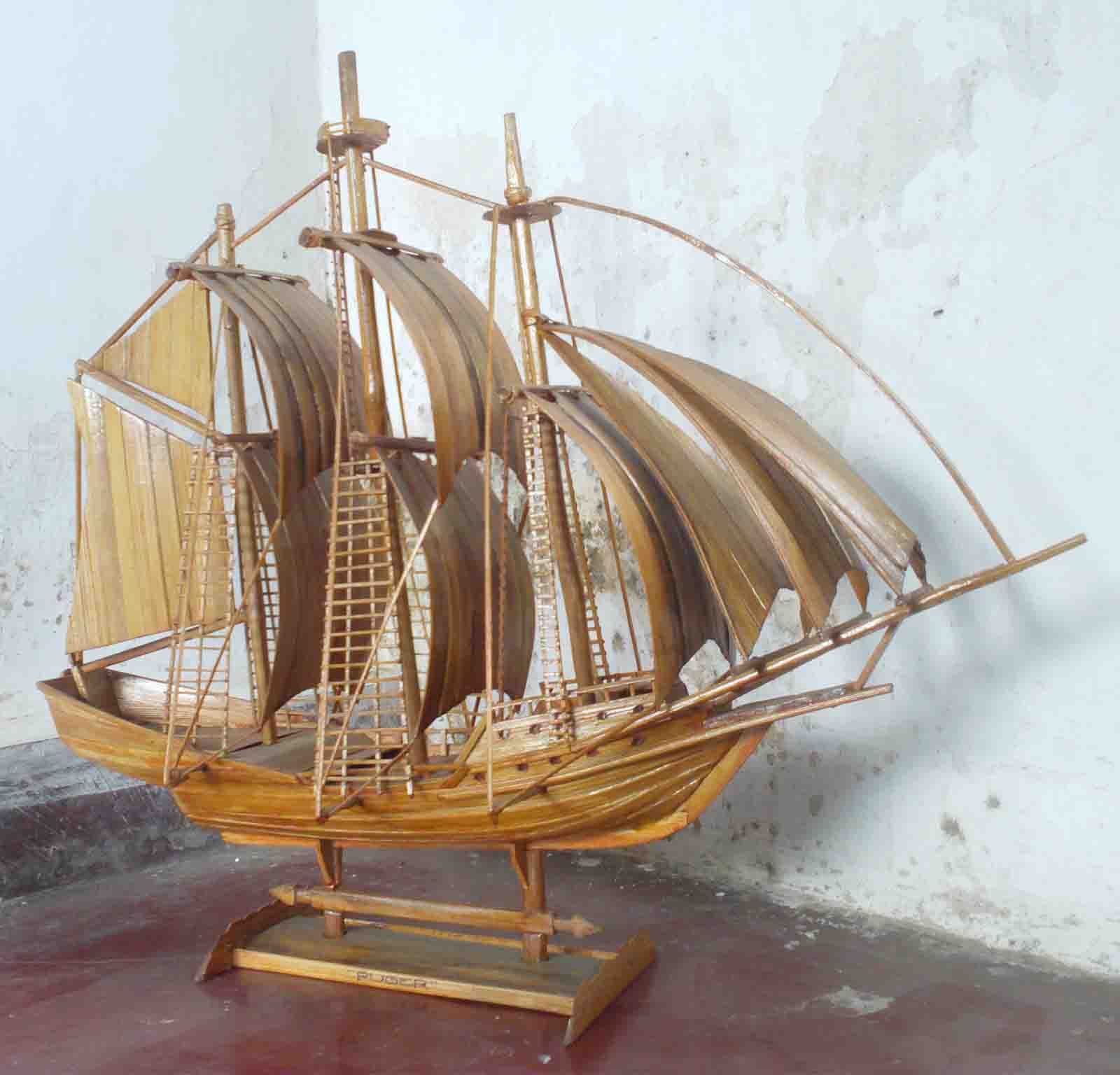  miniatur  kapal  layar dari  bamboo by okalpuger seni itu 