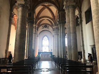 foto da nave principal da Catedral de Pienza