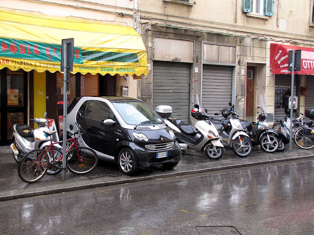 Smart parked like a scooter, Livorno