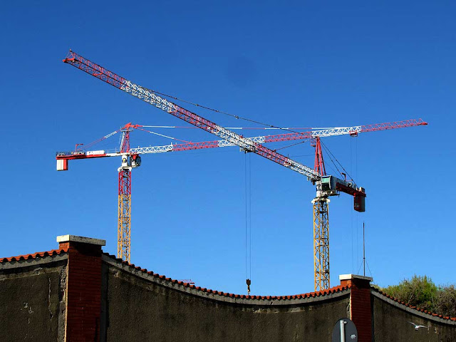 Gru in un cantiere edile, Porta a Mare, Livorno