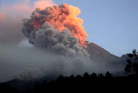 GUNUNG MERAPI HARI INI MASIH BERAWAN DAN TERBATUK