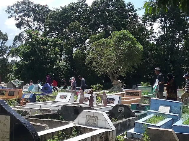 Pejiarah Mulai Padati Pemakaman Jalan Panei, Kelurahan Karo Berikan Air Bersih