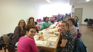 Foto del grupo de arteterapia trabajando en sus pinturas