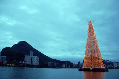 Floating Christmas tree in Rio de Janeiro 5 Pics Seen On www.lolpicturegallery.blogspot.com