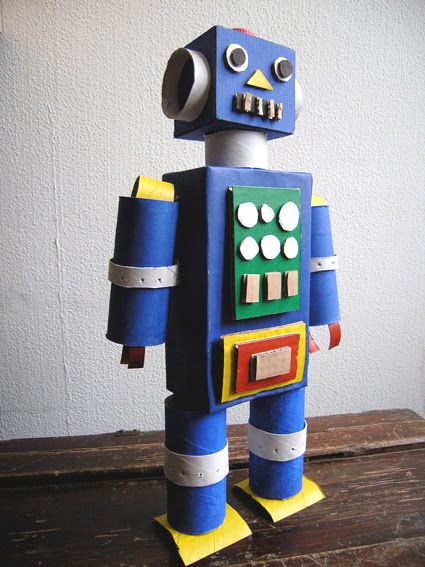 Robot bleu fait avec un pack de lait des rouleaux de papier
