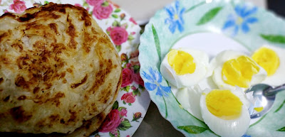 Telur Rebus Dan Roti Canai Untuk Sarapan