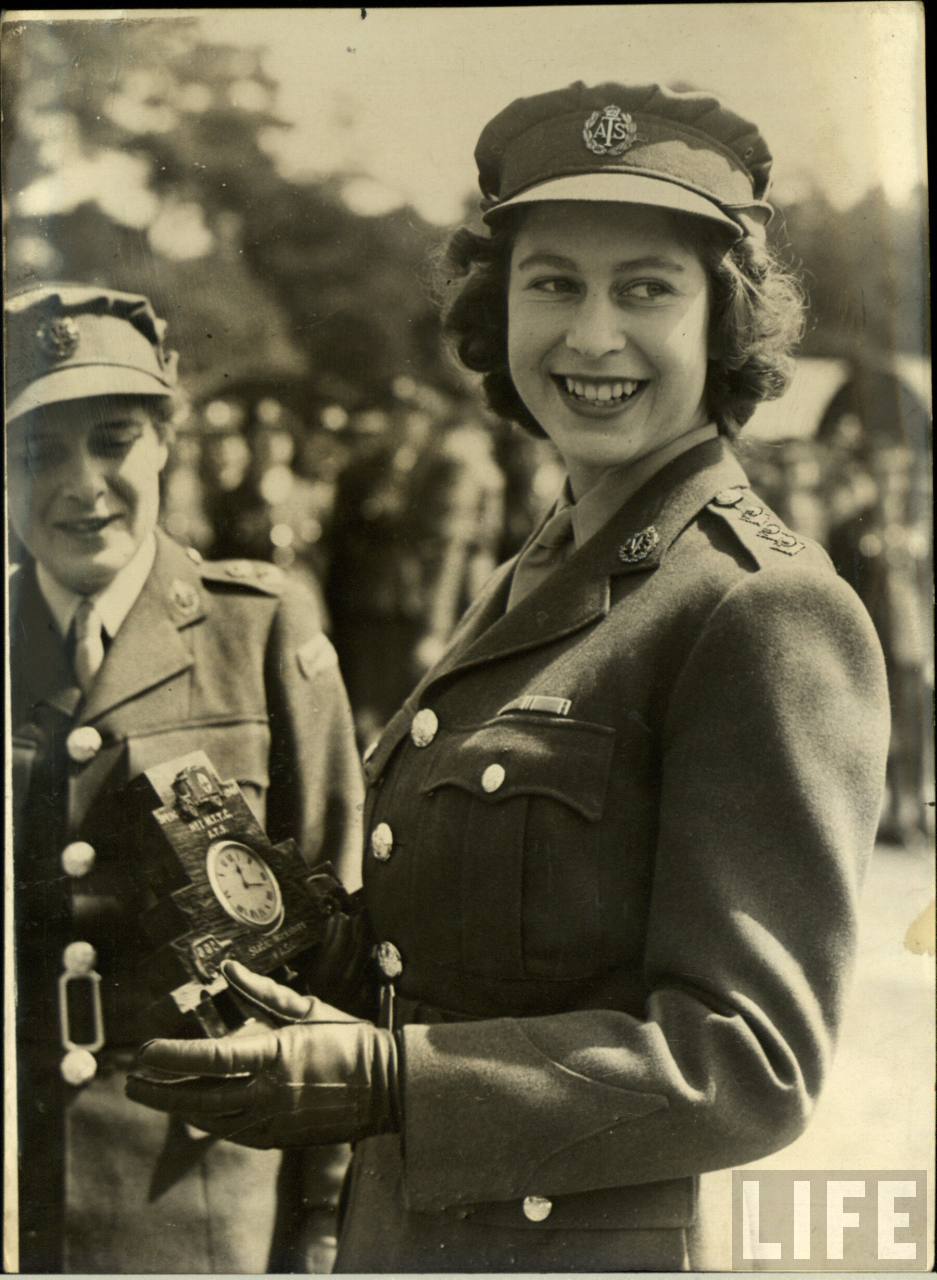 30 Rare and Stunning Vintage Photos of a Young Queen ...