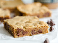 BISCOFF CHOCOLATE CHIP BLONDIES