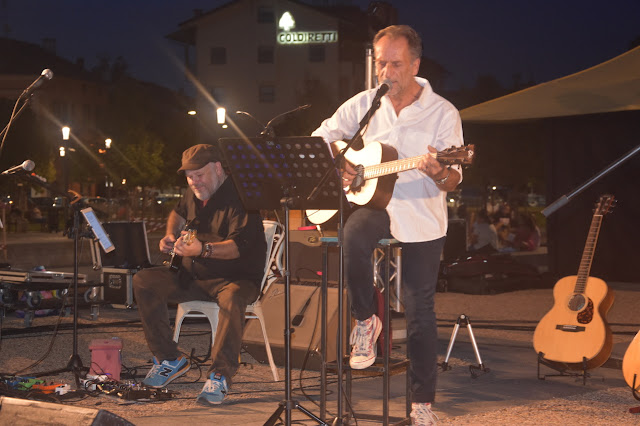 Daniele Gennaro, compositore e cantautore, Paolo Enrico Archetti Maestri, frontman degli Yo Yo Mundi al Foro Boario di Cuneo per il Festival Musica e Pace 2023