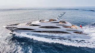 яхта — Benetti Panthera на плаву