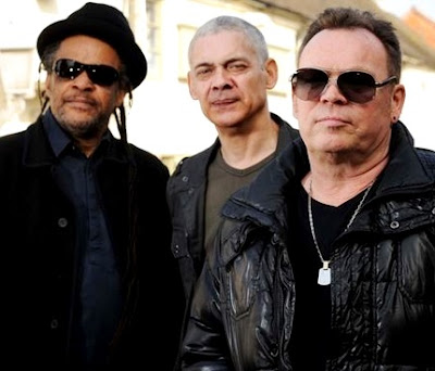 Foto de 3 integrantes de UB40 parados