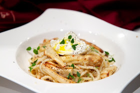 pastaa pähkinäpestolla, palsternakalla ja mozzarellalla