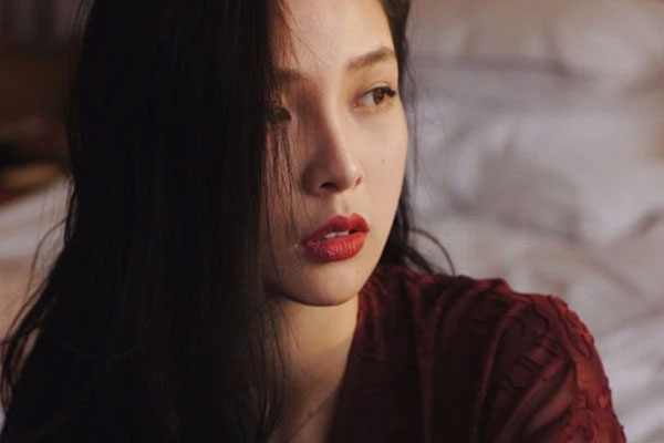 Nghe lén được bố mẹ đẻ nói chuyện trong phòng, tôi khóc nghẹn và phẫn uất với chồng mình