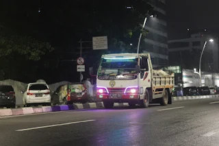 suasana jalanan depan stasiun gambir di malam hari