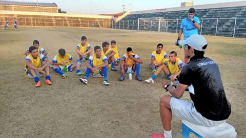 Desportista pesqueirense aconselha seus alunos da escolinha