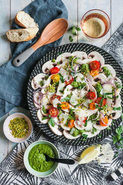 The recipe for quick mushroom carpaccio with parsley pesto, pistachios and parmesan