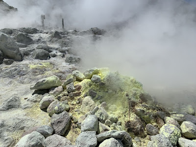 硫黄山の噴気孔