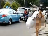Muncul Lagi, Video dan Foto Wanita Hampir Tanpa Busana Tengah Berjalan di Trotoar Jakarta, Lihat Apa Yang Dilakukannya?