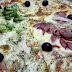 Uma pizza com bastante recheios nos 4 sabores, que merecem muitos elogios, mas a massa decepcionou bastante... comendo Pizza 1/4 Alho, 1/4Brócolis, 1/4 Portuguesa, 1/4 Calamussa em Pizzaria Adolfo.