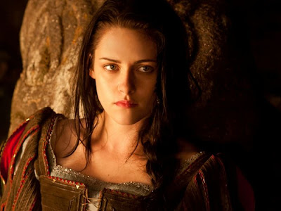 Kristen Stewart em cenas do filme a Branca de Neve e o Caçador (Foto: Divulgação)