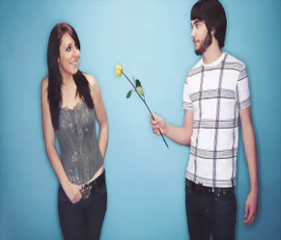 أشياء تعشقها المرأة في الرجل - رجل يقدم وورد لحبيبتة - man giving woman flowers