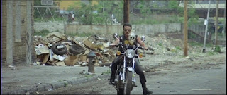 Uno de los Riders a través de las escombreras del Bronx - 1990 Los Guerreros del Bronx