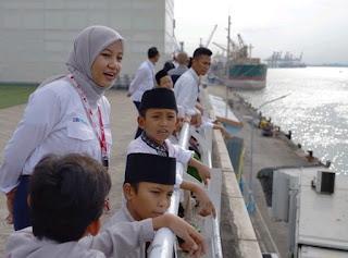 Pelindo Marine Ajak  Ngabuburit  Yatim Piatu di Pelabuhan Tanjung Perak